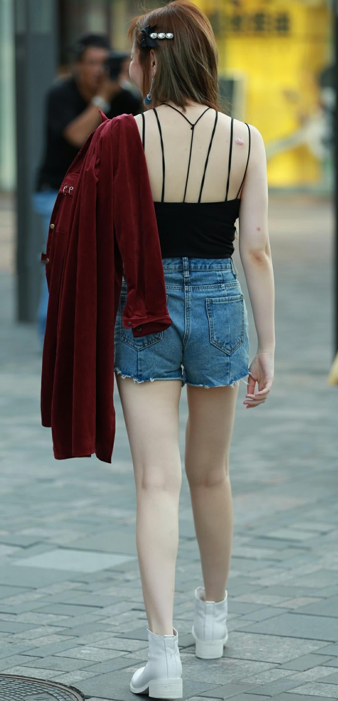 气质小姐姐黑色小吊带大秀傲人曲线，一白遮三丑，笑起来看呆路人