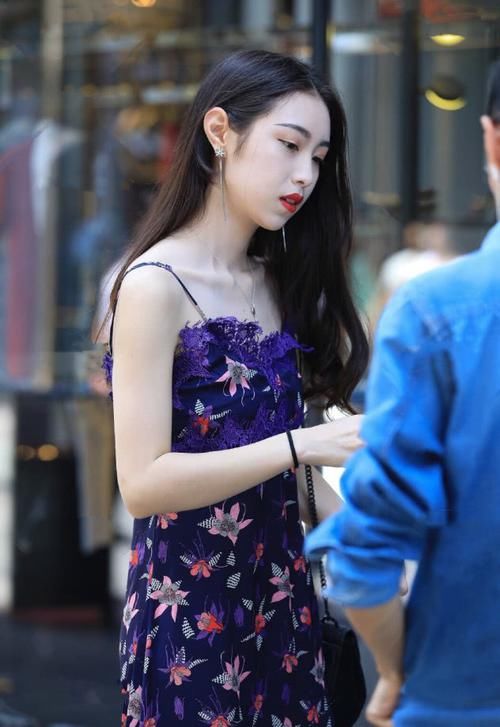 #大妈#稍不留神就像大妈的“紫苏裙”，姐超高级，被鞋拖了后腿