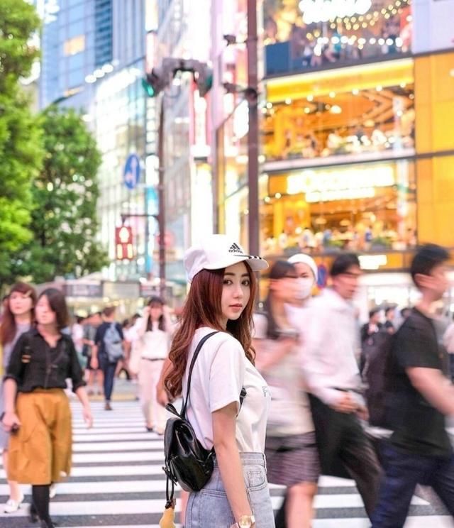 街拍，我一直担心，图2的牛仔裤在穿的时候脚会不会从破洞伸出