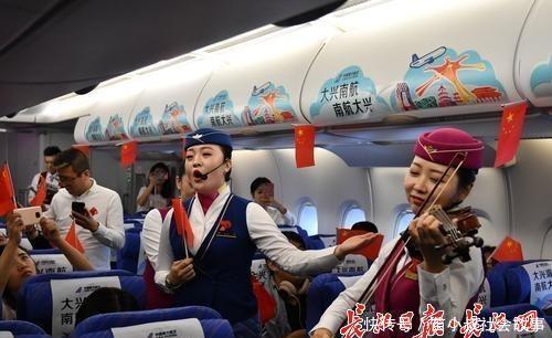  「高空」武汉妹子担任大兴机场首航乘务长，万米高空说起家乡话