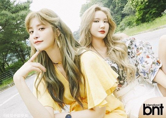 两小姐姐身穿连衣裙,牛仔热裤身材丰满,走在街头,回头率百分百