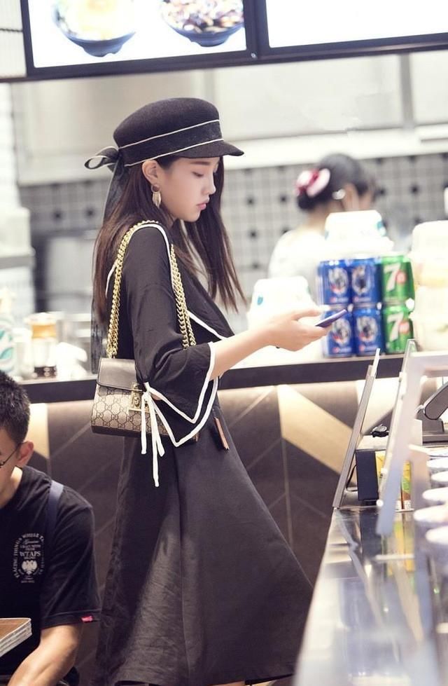 街拍：靓丽的紧身打底裤小姐姐，增添几分娇俏动人