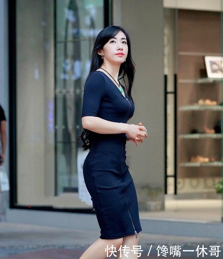「女人味」街拍:白领气质打扮,将身材完美展现,低领口设计显女人味