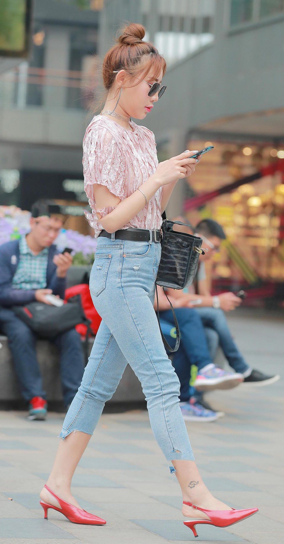 街拍美女:小姐姐牛仔裤穿出浑圆曲线,走路高雅的姿态酷似明星