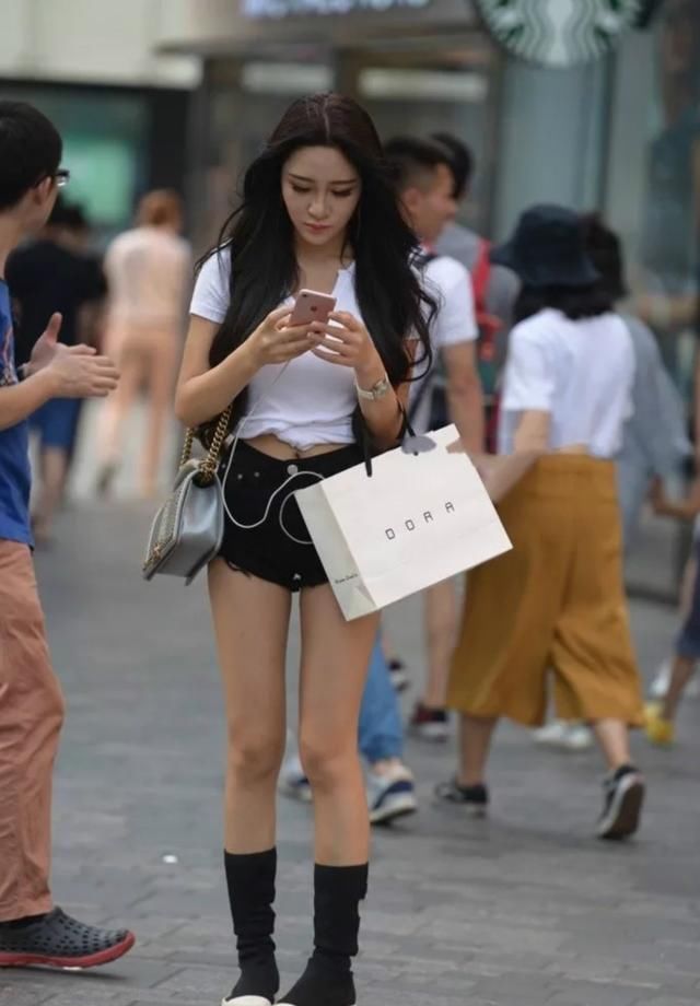 美女街拍:体态匀称穿着性感的长发美女!