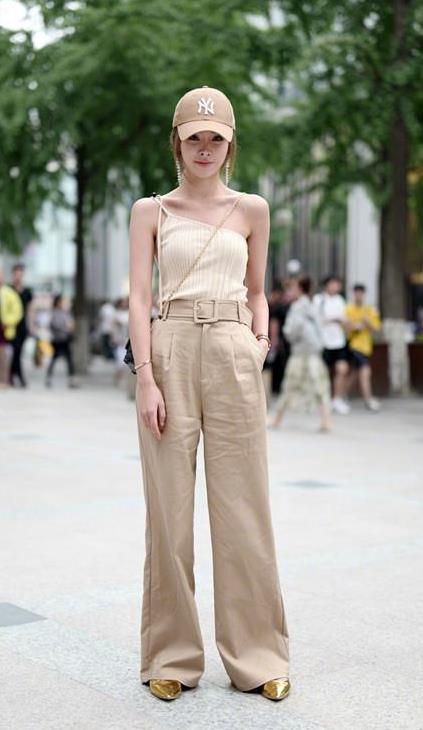 街拍,靓丽小姐姐长相清纯,穿着飘逸而清凉,路人移不开眼球!