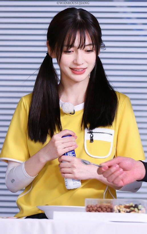  「毫无」baby穿橙色背带裤搭T恤，扎双马尾毫无违和感，完全像个少女