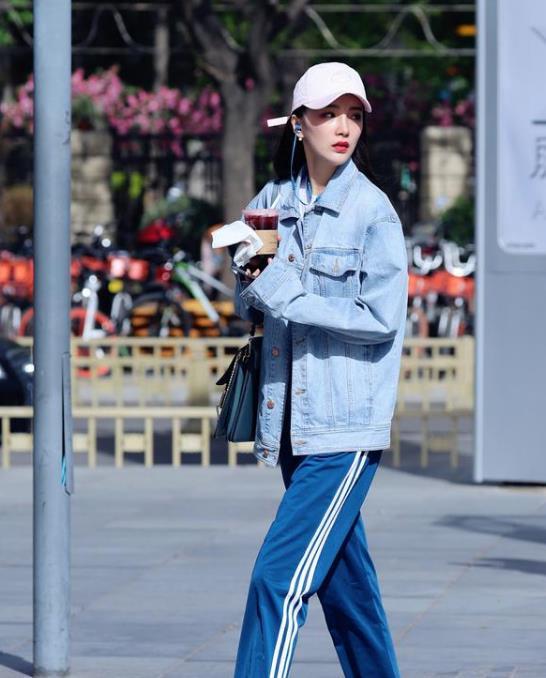 #女人#街拍:风风韵韵的美女,一件豹纹连衣裙外搭红色外套,女人味十足