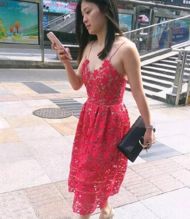 「半身裙」街拍:气质高雅的美女,一件白色上衣配酒红色半身裙,时尚女神范