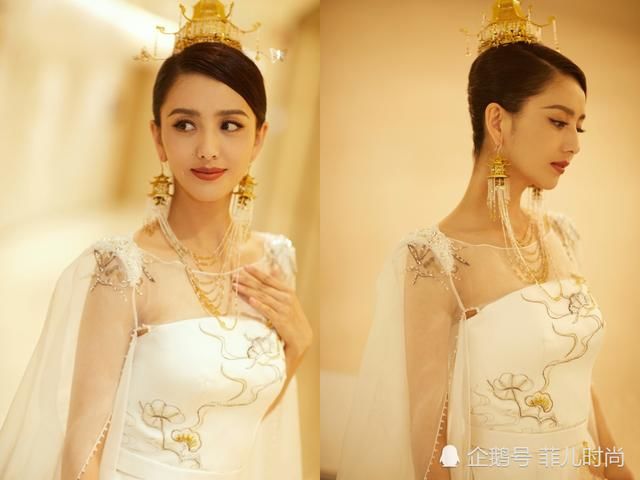 佟丽娅为显身材真拼，穿深V吊带玩性感，网友：撑不起来别装熟女