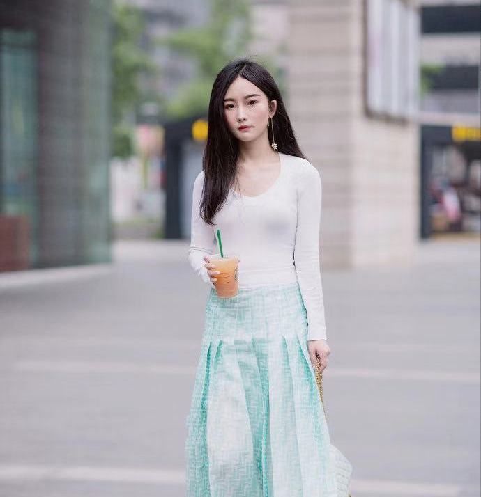  女人味|小姐姐搭配上西装加半裙了,19年流行的仙女打扮,很有女人味