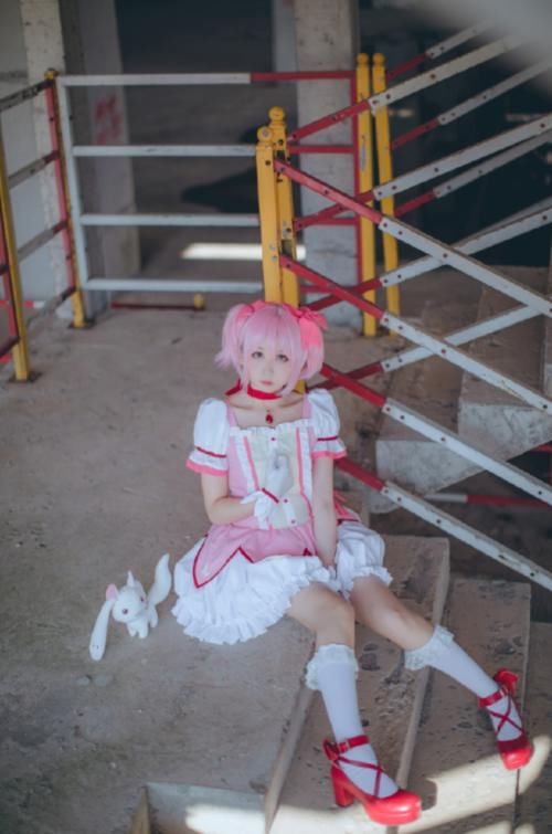 cos@本以为很女神，看到成品后告辞了，小萝莉穿10厘米高跟鞋COS