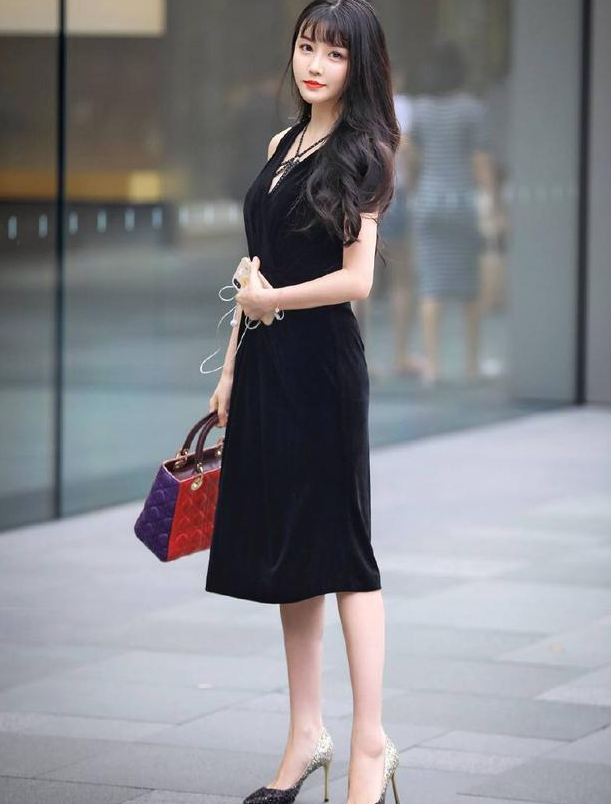 街拍精致的气质美女，黑色连衣裙尽显女人味，浑身散发着迷人的魅