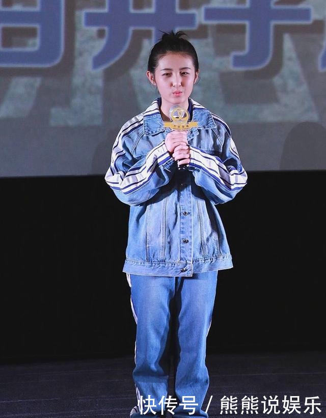 张子枫出席活动终于不穿高跟鞋了，这回一双马丁靴，却格外好看！