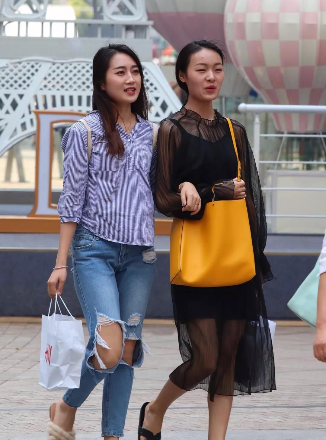 街拍路人，能驾驭这样的破洞牛仔裤的，都是人群中闪亮的女神