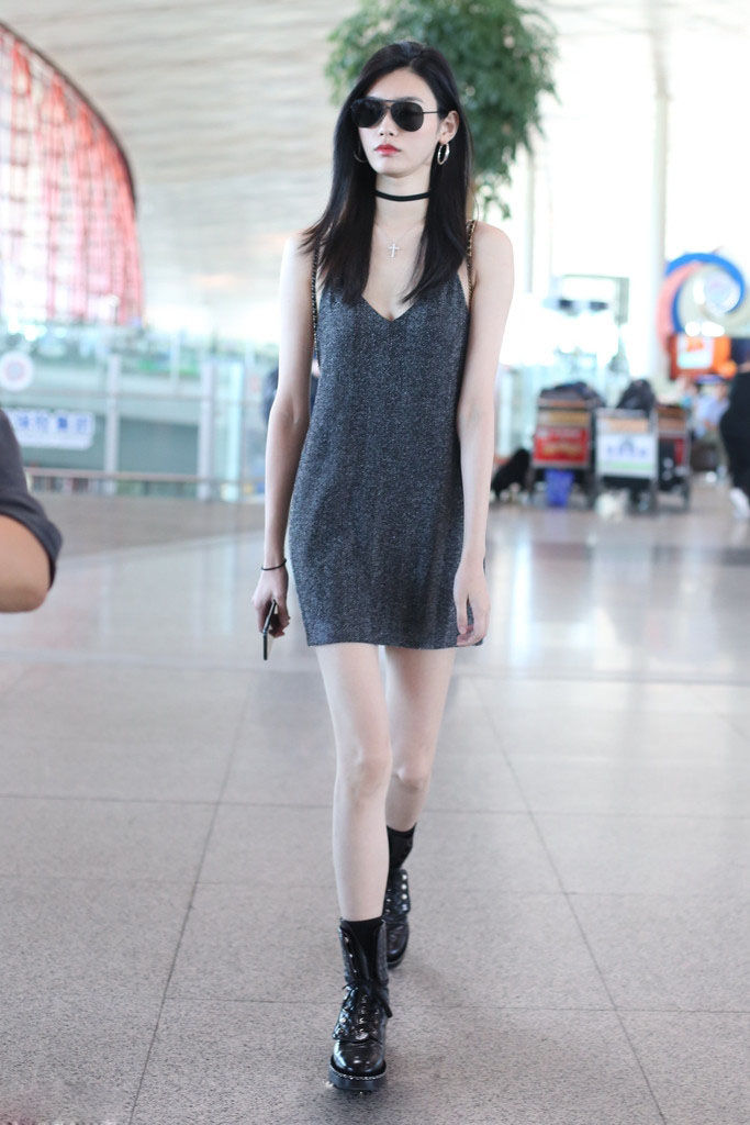 奚梦瑶玩下衣失踪秀性感大长腿，网友:这鞋子表示看不懂啊!