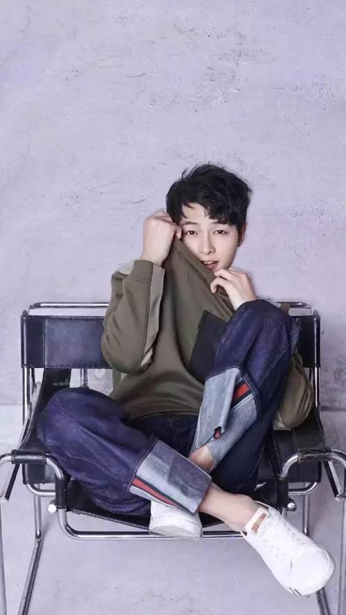 还在穿紧身裤？今年翻边牛仔裤才最火！