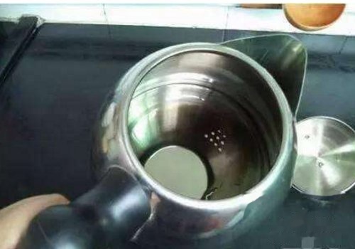 如何用醋去除热水壶里的水垢?