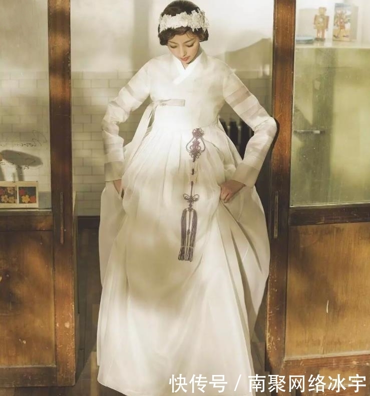  改成@本以为韩服、和服改成婚纱已经够美，看到婚纱版汉服，彻底被征服