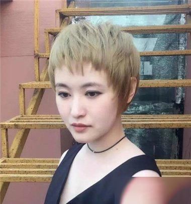 狗啃式刘海搭配短发很时尚！