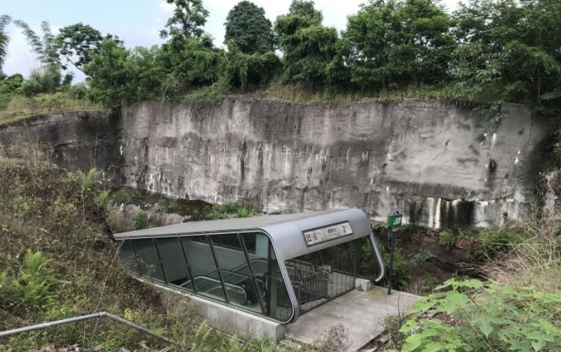 令人迷茫的重庆地铁站，进站是闹市出站变荒山，地铁站：就是个性