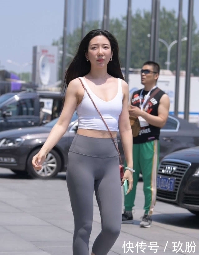 穿搭|运动健身的最佳搭配,白色短打背心+紧身运动裤,展现出健美身姿