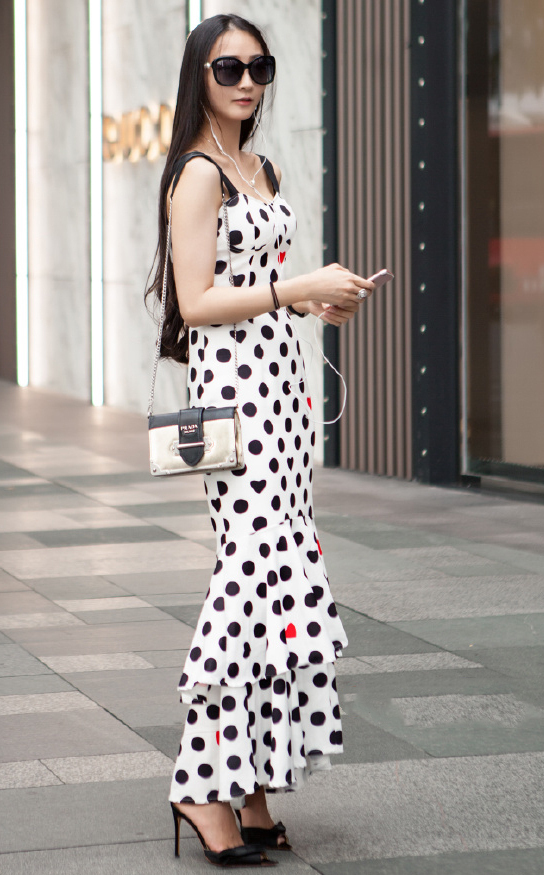 六位赏心悦目的美女，服装风格各异，美的效果却都是养眼！