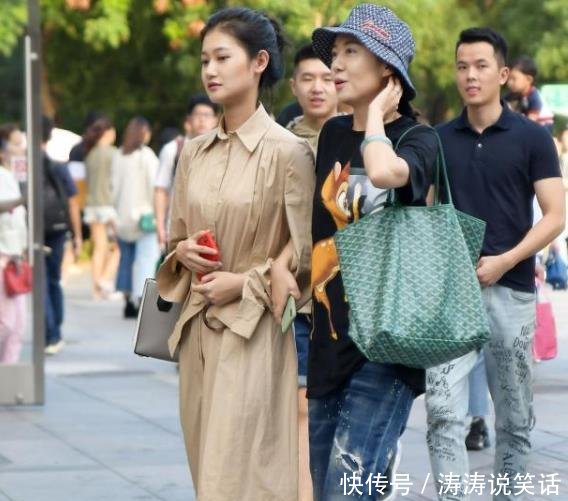 【位选择】街拍美女小姐姐搭配修身迷人的紧身裙,衬托出性感的线条!