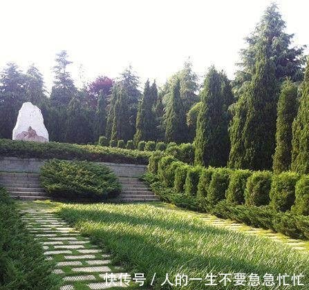 王光美墓，褐白两色大理石组成无字墓碑，与刘少奇铜像遥遥相望