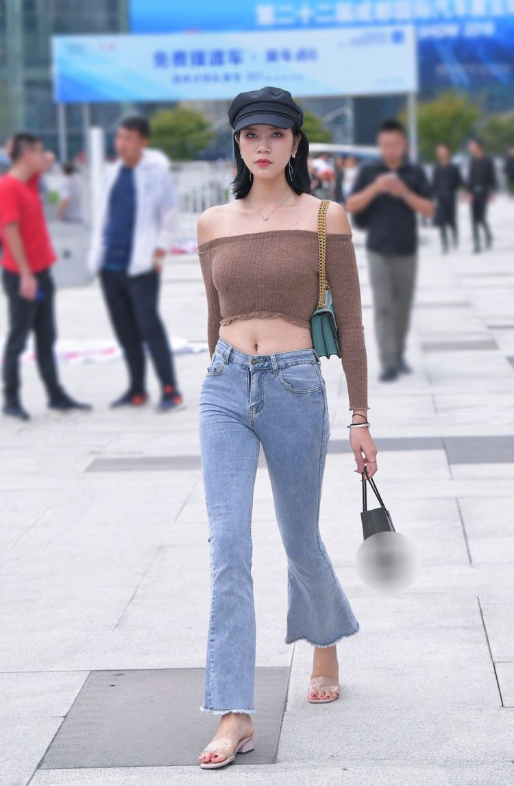 「 美女」既性感又有气质！，美女抹胸漏脐配喇叭裤