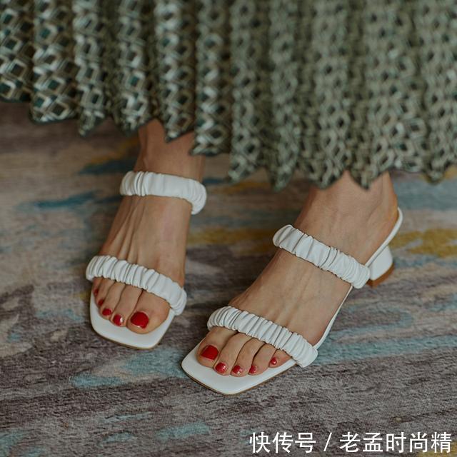  优雅■高跟凉鞋，增添优雅与美丽
