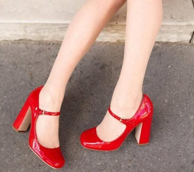 尖头高跟鞋造型时尚，个性大方，显现出女人性感迷人的气质！