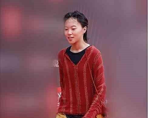 王菲女儿出席活动！奇葩裤子不伦不类，网友这也是时尚？