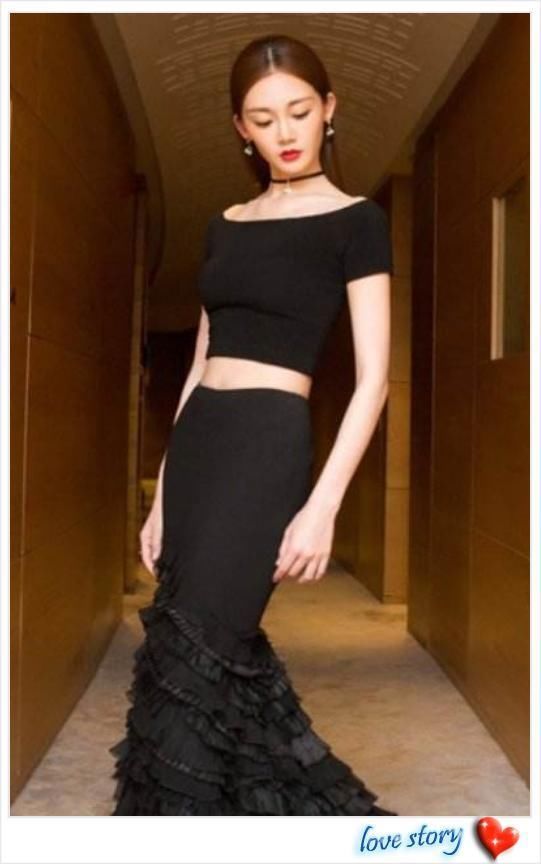 看到苗苗脚上的“无跟鞋”,真的很难受,网友:这要怎么走路?