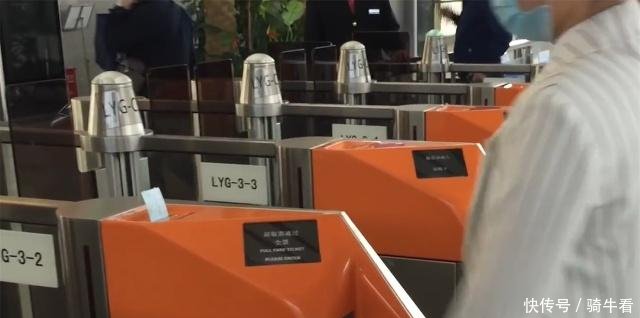 中国高铁商务座价格是二等座的三倍，对比看看它贵的原因