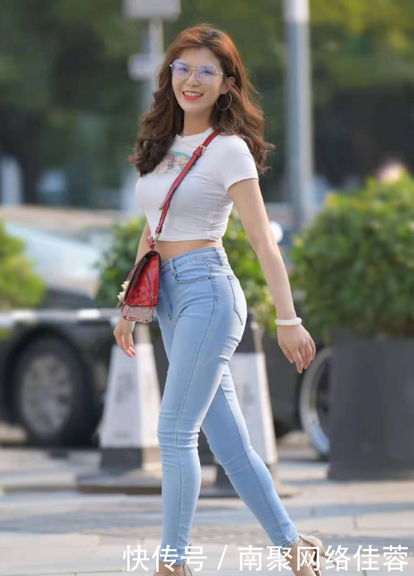  「位小姐姐」只穿价值几十块的牛仔裤，辣妈太会过日子了吧