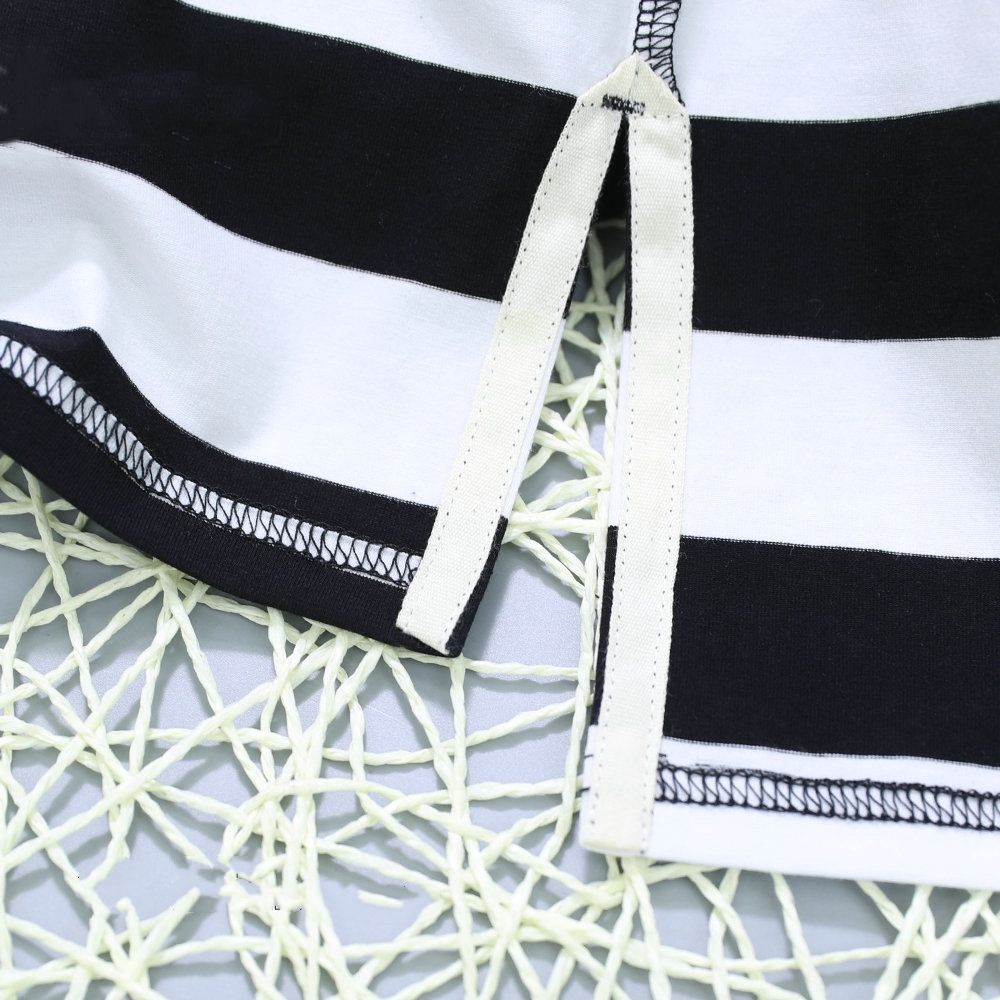 夏天就是要穿的爽朗点，白色T恤搭紧身牛仔裤，超显迷人身材