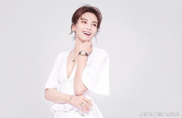 40岁刘涛和42赵薇，2岁的差距同穿白色，气质却不止差一丁半点！