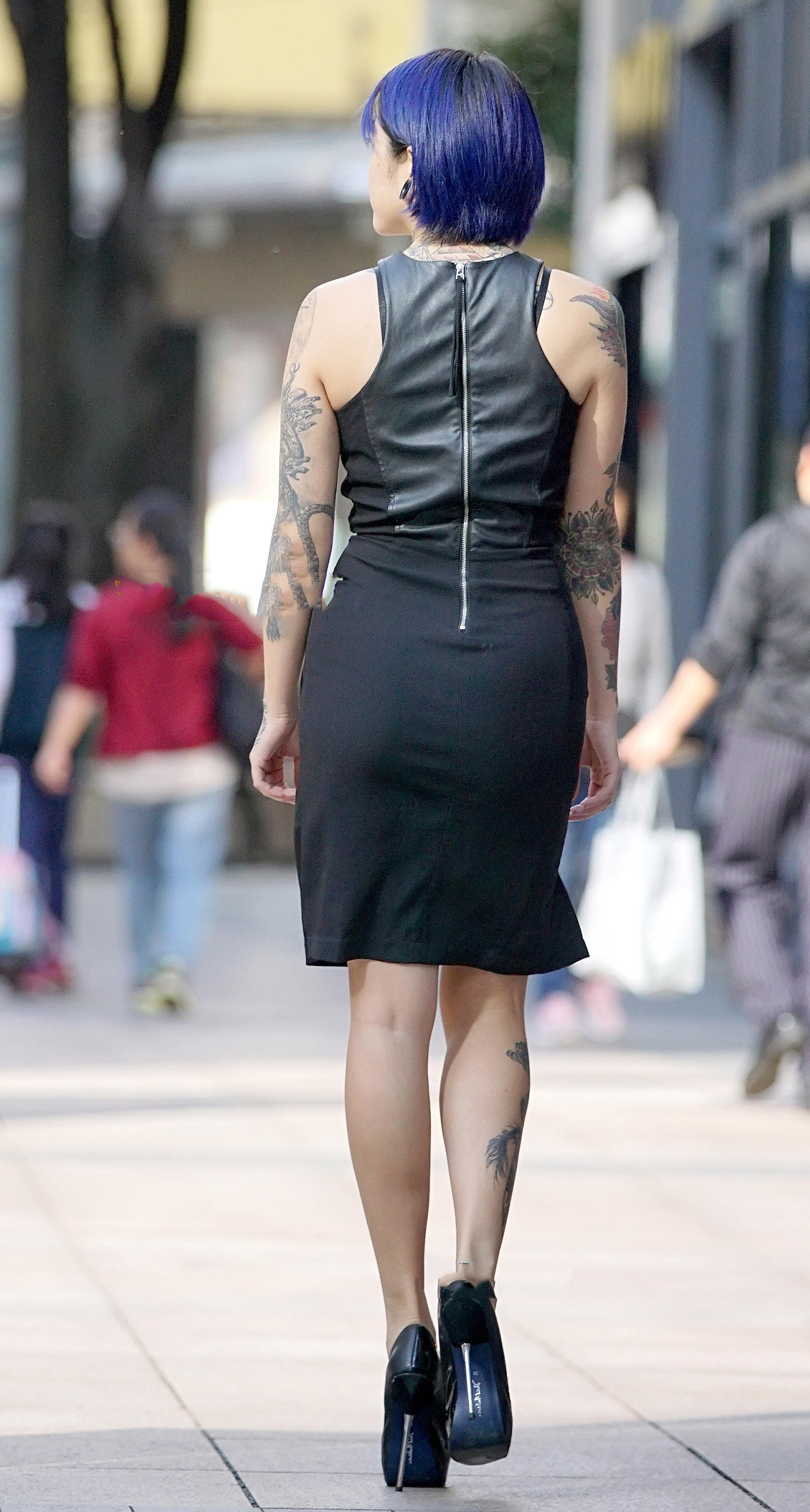 气质小姐姐连衣裙裹不住那溢出的美，满身的纹身和清秀的小脸完全