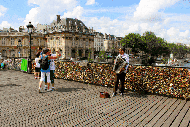 你们的爱情信物，都变成了景区垃圾