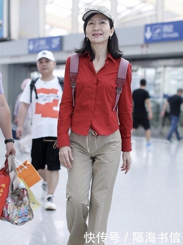 『且陈美琪』《新白娘子传奇》里的小青,穿衬衫配阔腿裤,61岁气质不输赵雅芝