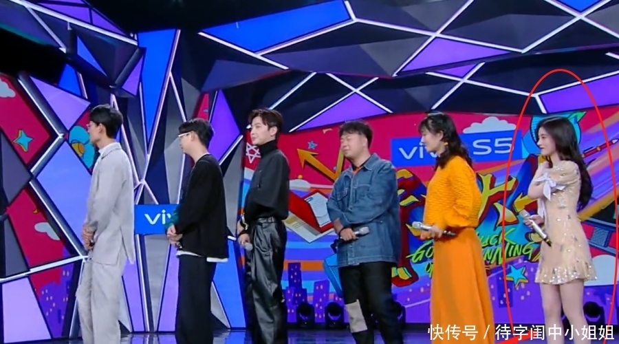  打了粉：鞠婧祎上节目与谢娜同台，镜头特意放大10倍后，这肤色太夸张了吧