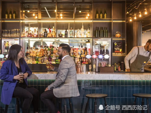  世界■世界上最值钱的酒吧，顾客都会往墙上贴钱，假如在中国会怎么样？