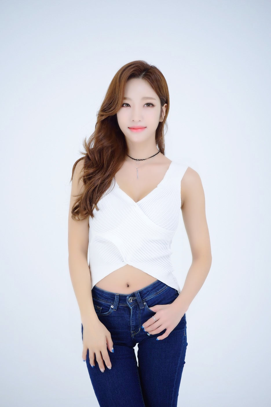 棚拍镜头下一个长发可爱的青春时尚美女