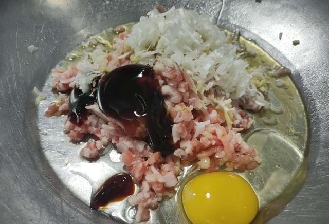 做法@老厨师教你做芹菜肉包子,皮薄馅多、松软可口,赶快收藏哦