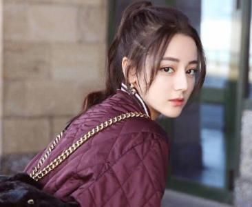 赵丽颖扎起马尾很有活力,看起来更显小的是高圆圆吧