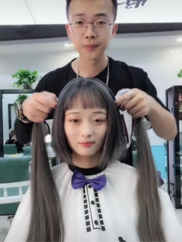 00后小美女短发显老态，接30厘米奶奶灰长发后，瞬间变童颜