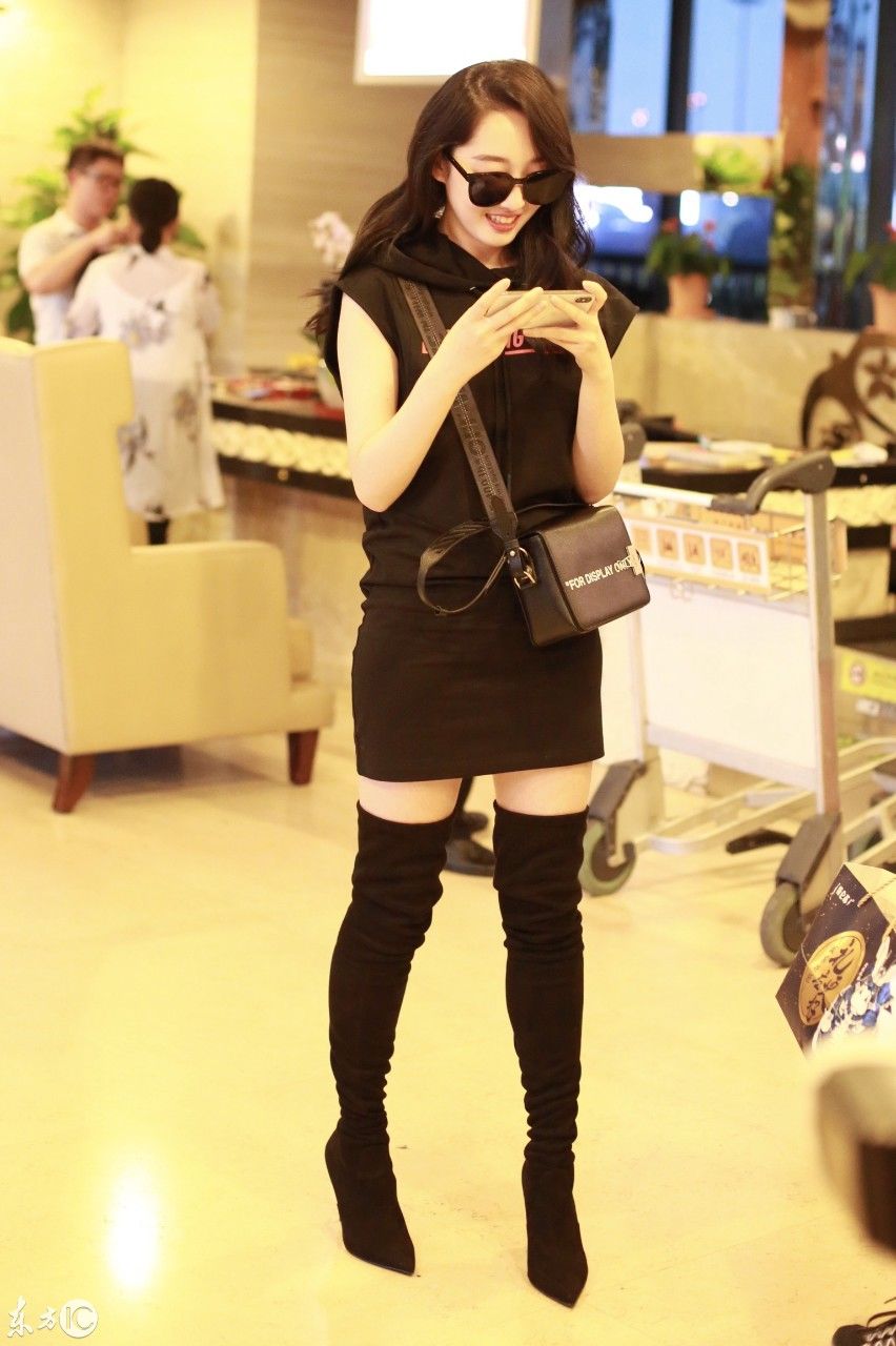 蒋梦婕现身机场，黑色衣饰更显肤色美白，长靴美腿更显修长身材