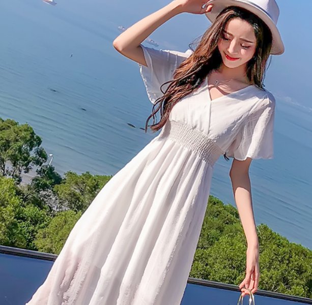 看到没?今夏最流行的“漏背裙”多迷人，柔嫩衬白美的令人心酥酥