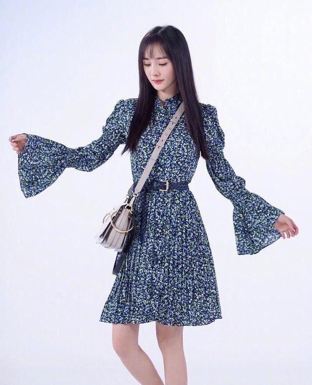  [满满的时尚]碎花绽放迷人眼 打造婀娜小蛮腰 穿出女王气质